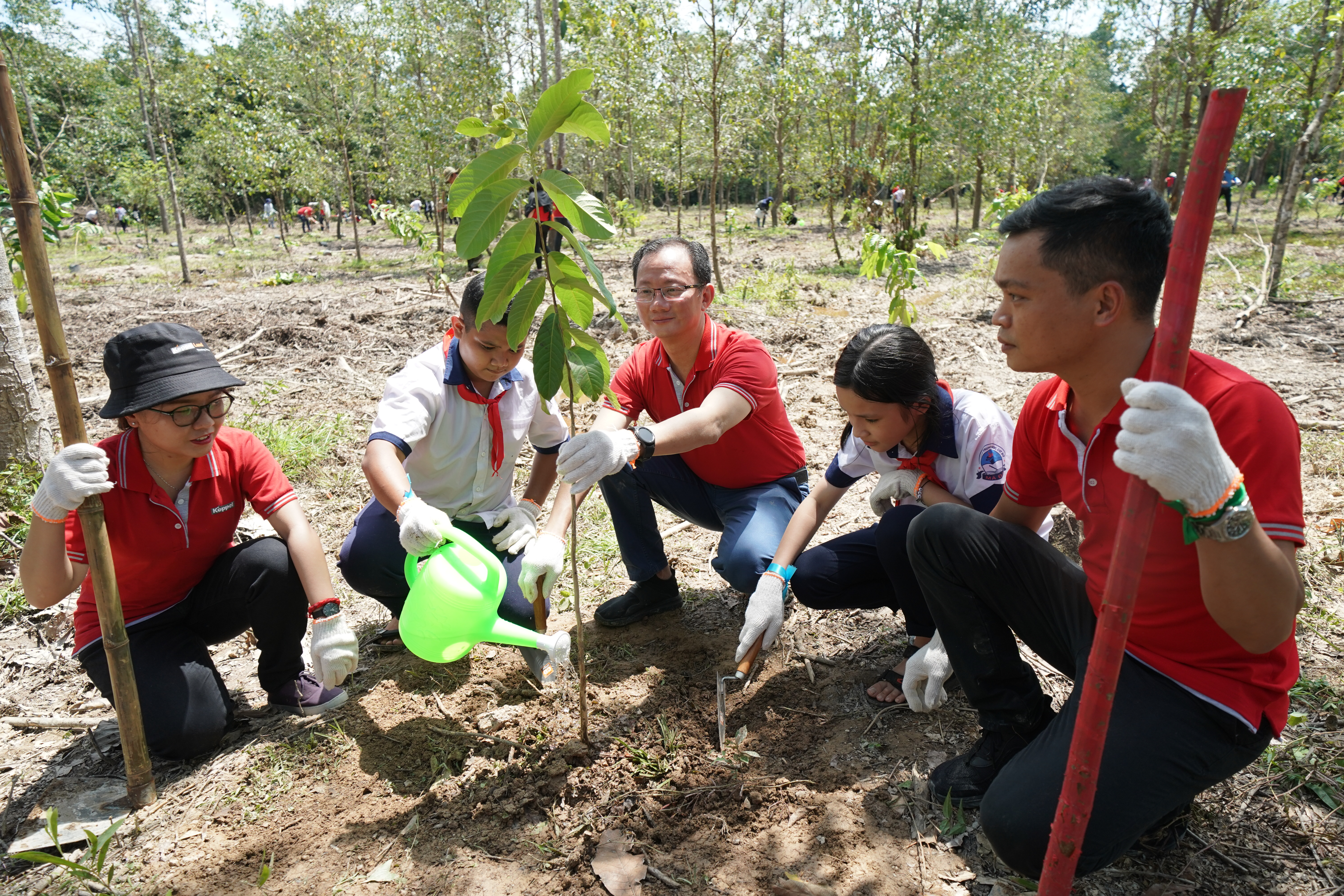 Mr Joseph Low, President (Vietnam) of Keppel Land (centre), together with Keppel Volunteers and students from Ma Da Secondary School in Dong Nai province, planting a tree in the Dong Nai Culture and Nature Reserve.