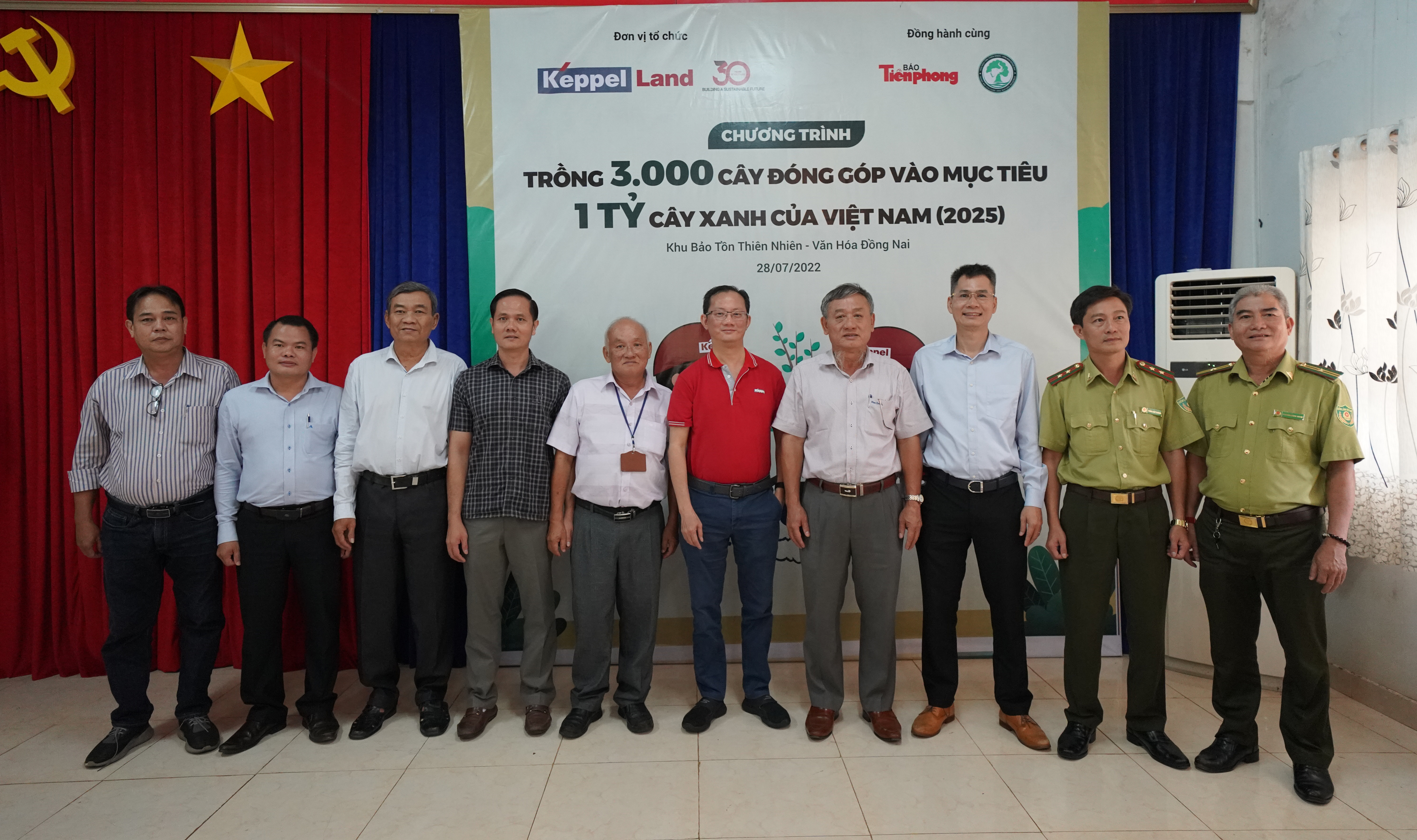 Mr Joseph Low, President (Vietnam) of Keppel Land (fifth from right), with representatives from the Dong Nai Department of Natural Resources and Environment, Dong Nai Department of Agriculture and Rural Development, Dong Nai Culture and Nature Reserve, Ma Da Commune People’s Committee, Centre for Ecology, Culture and History of the D War Zone, Vinh Cuu District Department of Education and Training, as well as Tien Phong Newspaper, at the launch of the tree planting programme.