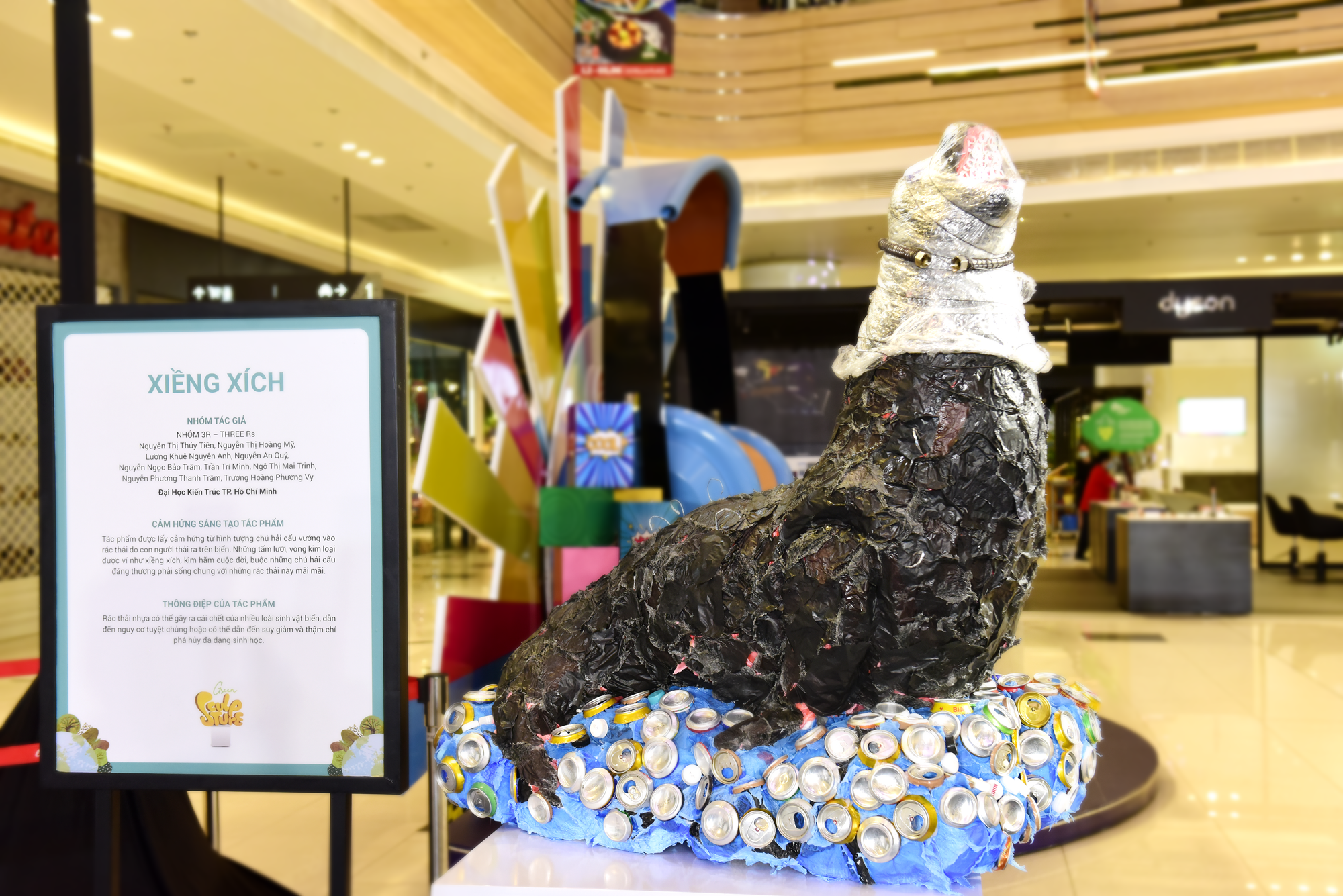 “Xiềng Xích", tác phẩm đoạt giải nhất cuộc thi Green Sculpture, tạo hình từ các vật liệu như vỏ chai nhựa, lon nước ngọt, nắp chai và túi nilon, được thực hiện bởi nhóm 3R đến từ trường Đại học Kiến Trúc TP. Hồ Chí Minh.