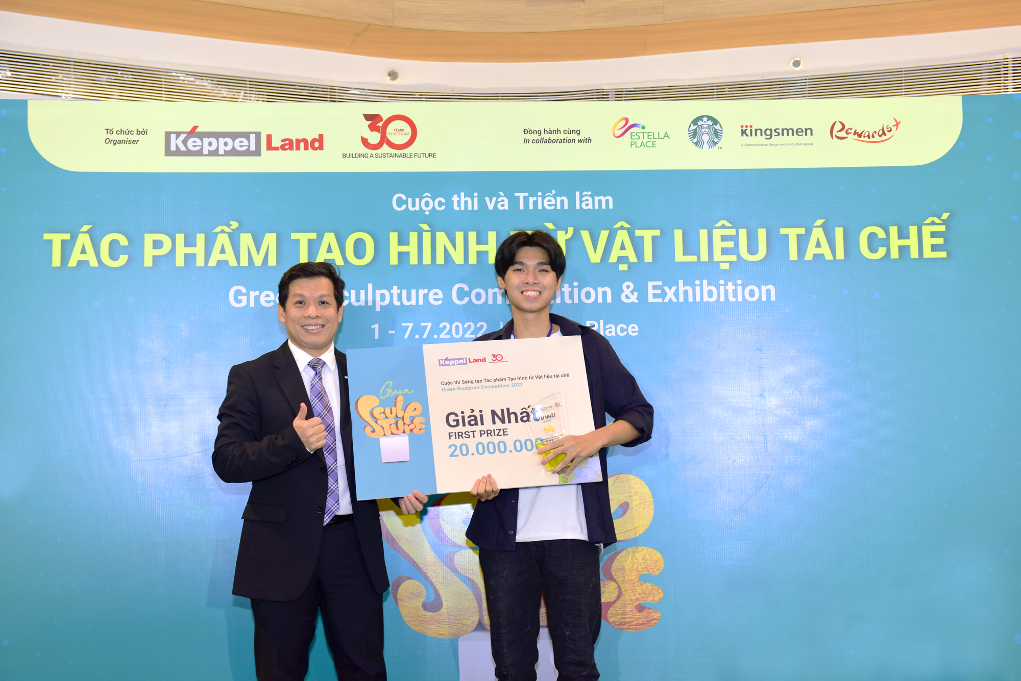 Ông Lee Leong Seng, Giám Đốc Công ty TNHH Saigon Sports City, thành viên Ban Giám Khảo, trao giải nhất cho đại diện nhóm 3R tại Cuộc thi và Triển lãm Green Sculpture.