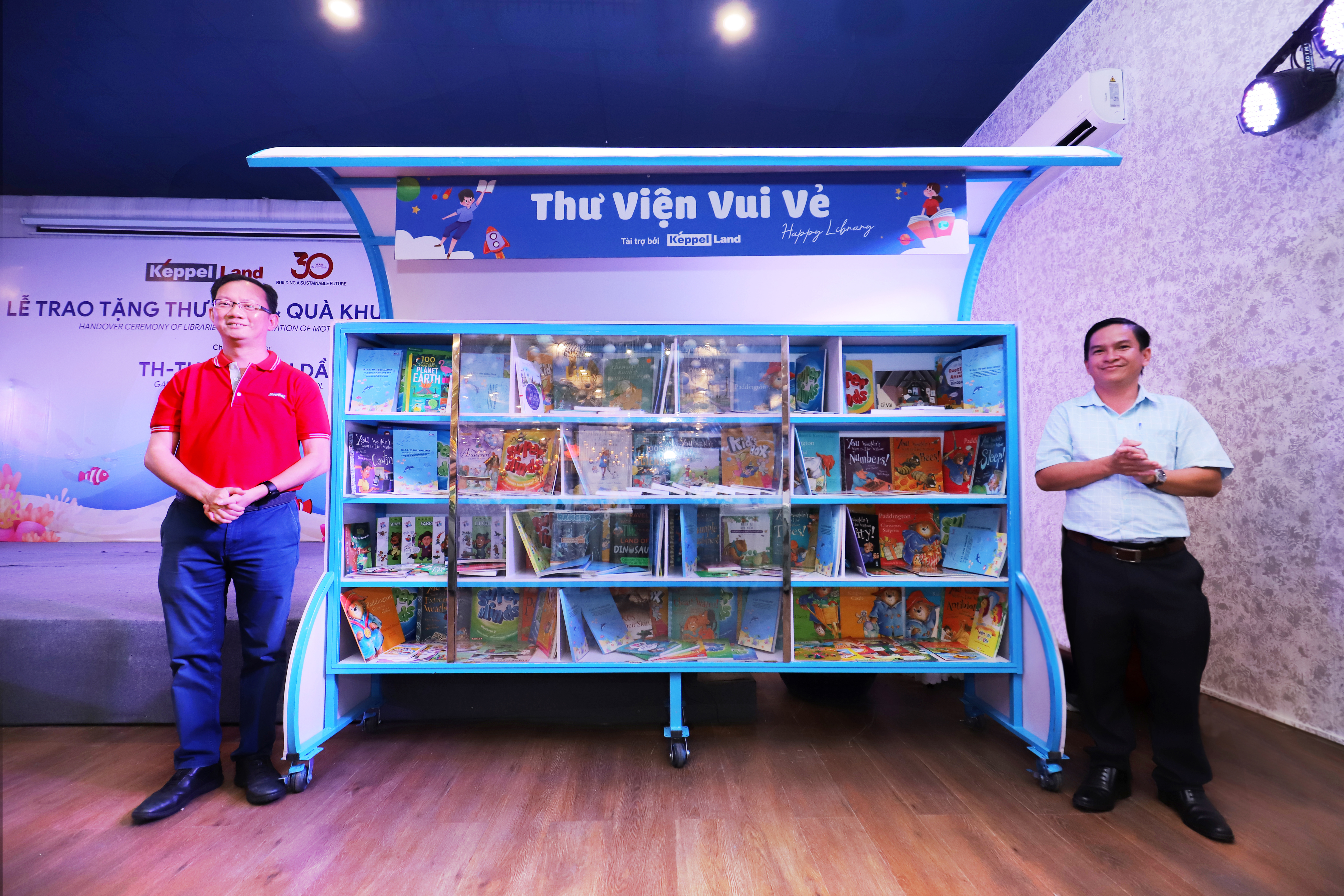 Mr Joseph Low, President (Vietnam) of Keppel Land, presenting the mobile library to Mr Dao Huu Tuan, Vice Principal of Ganh Dau Primary and Secondary School.