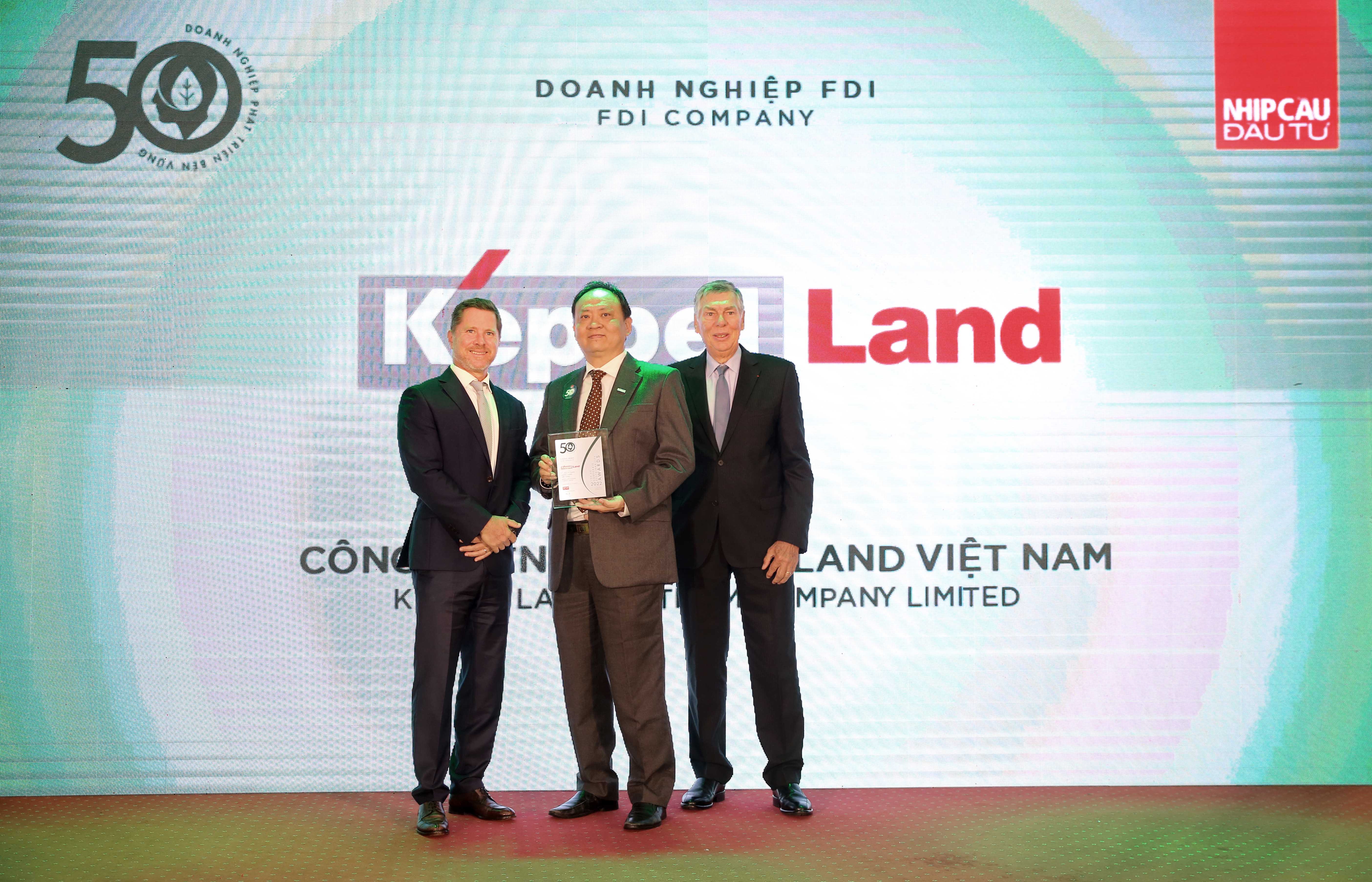 Ông John Lee (giữa), Giám đốc Tài chính Keppel Land Việt Nam, đại diện công ty nhận giải thưởng Doanh nghiệp phát triển bền vững tại Việt Nam.