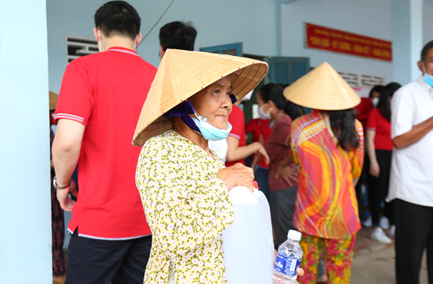 Mrs Luy, who lives alone for almost 10 years on government welfare in Dai Hoa Loc commune, now has clean water for daily use.