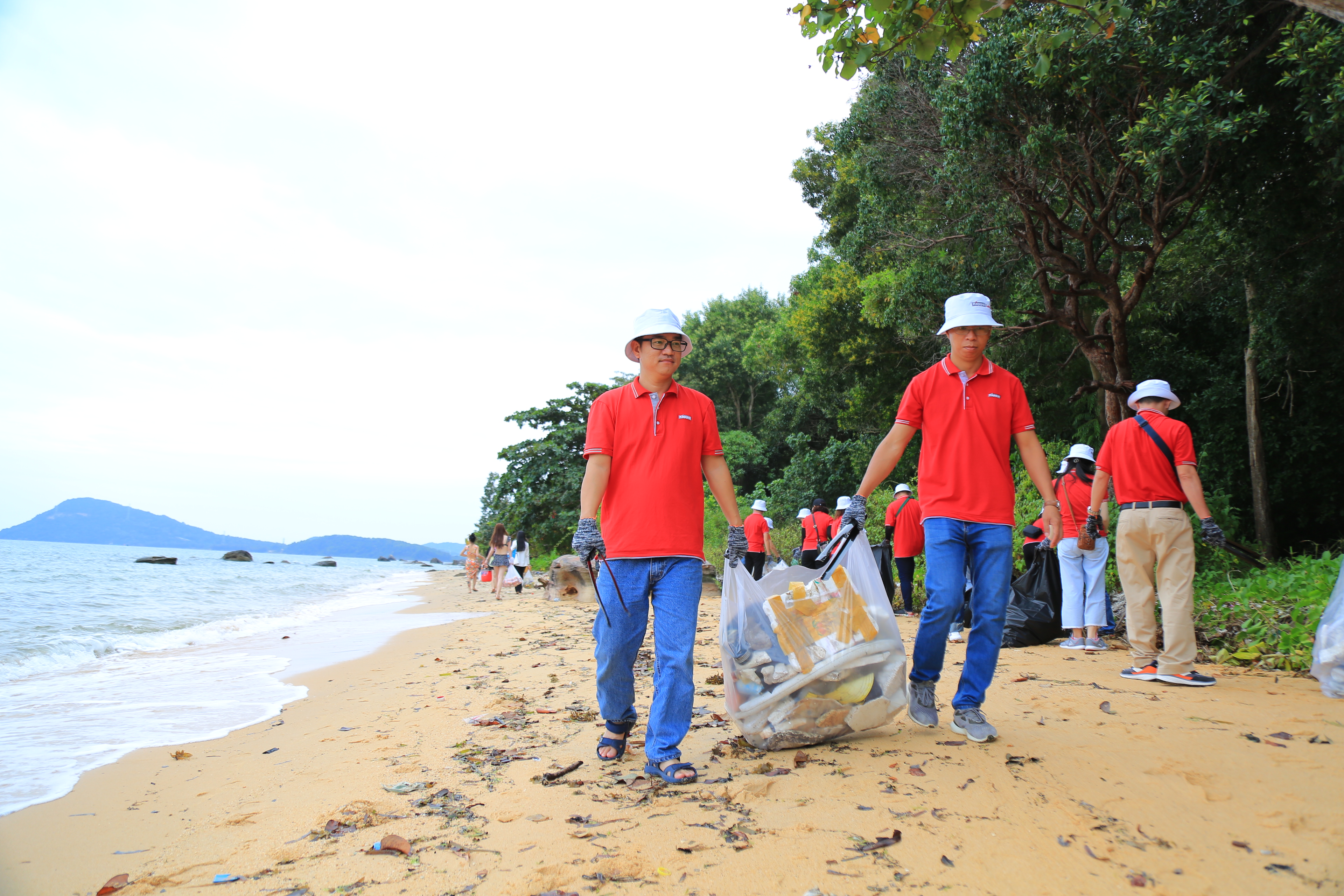 Các tình nguyện viên Keppel Land tham gia nhặt rác tại Bãi Dăm, Phú Quốc.