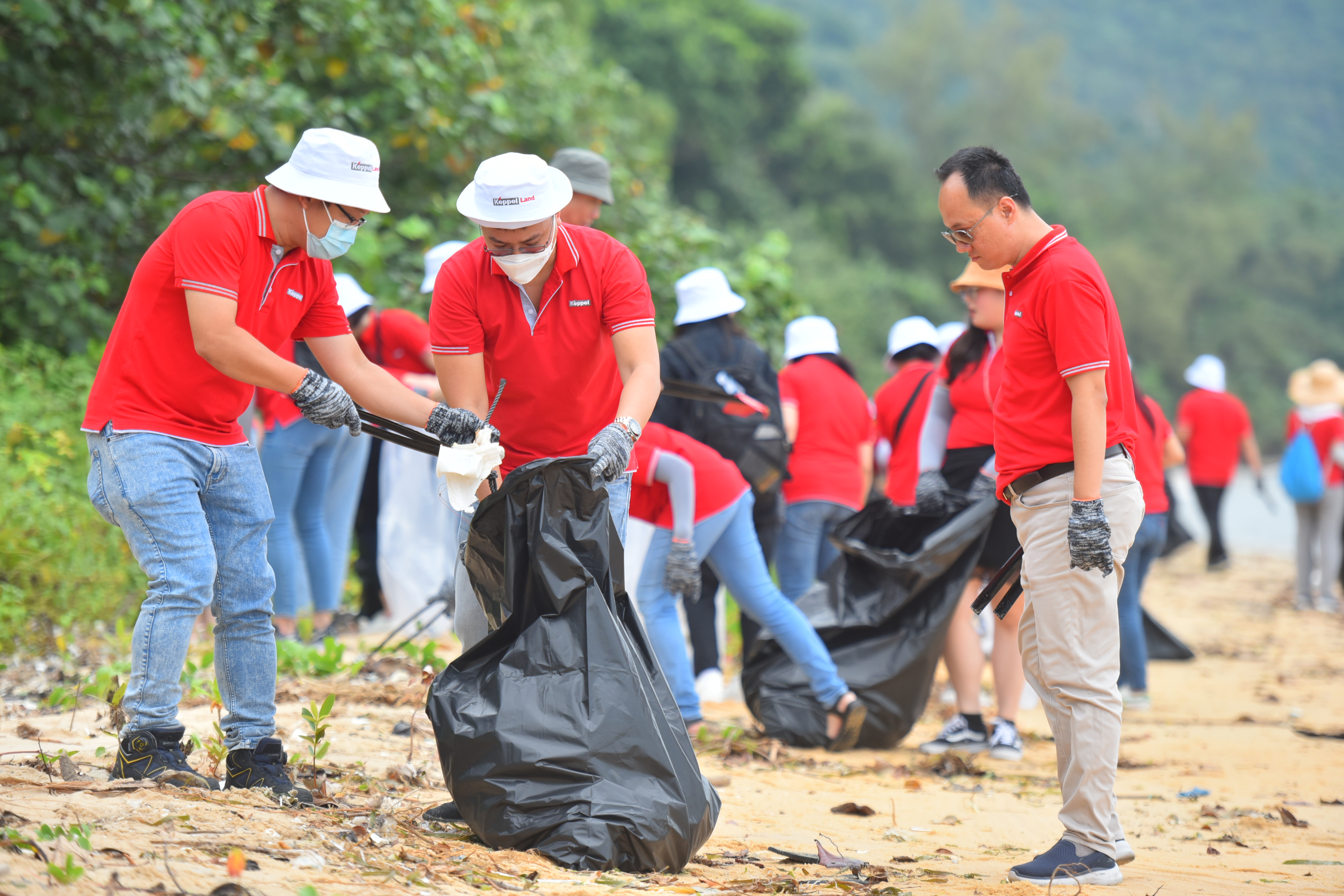 Keppel Land volunteers at the Bai Dam beach clean-up in Phu Quoc.