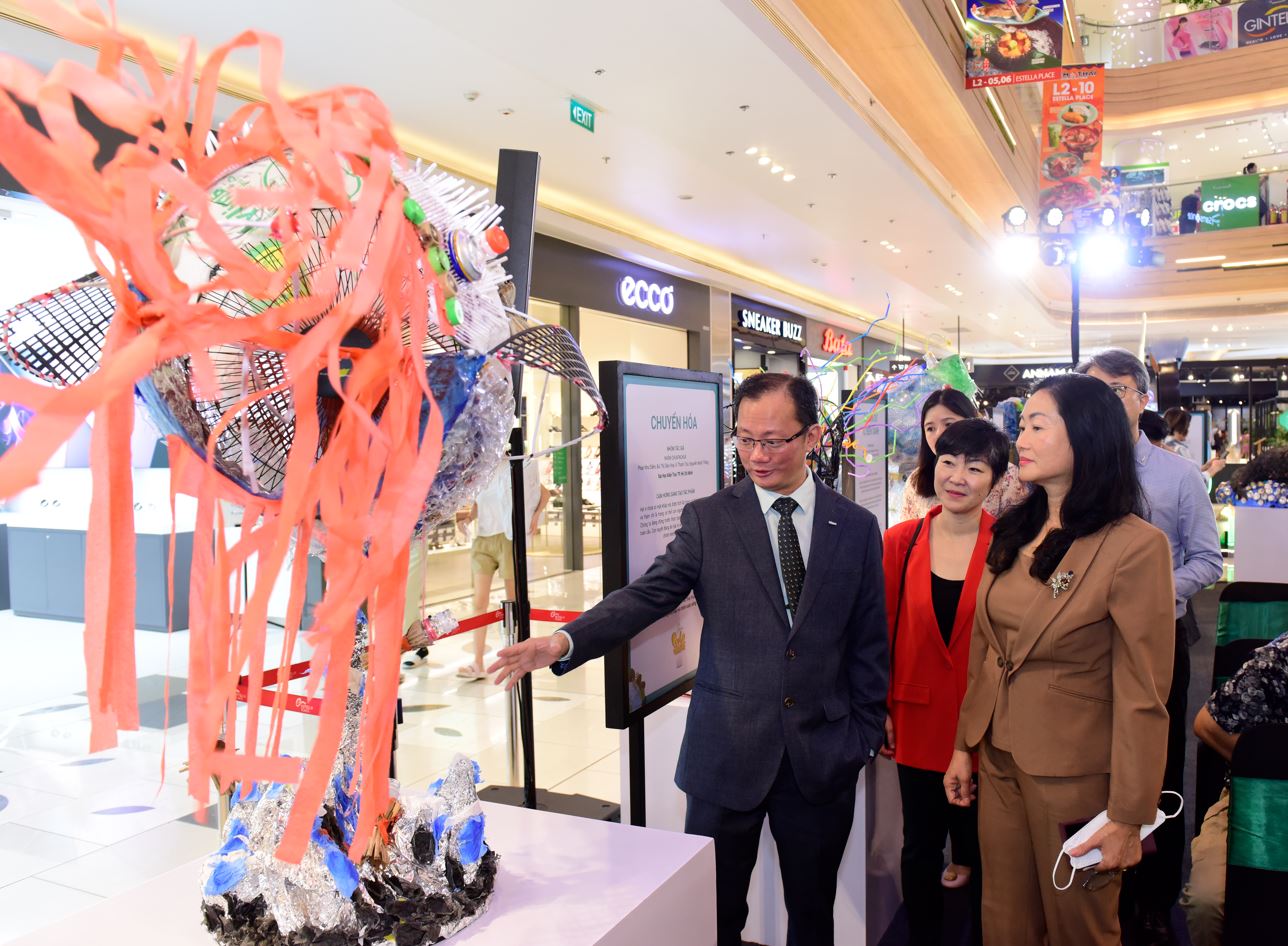 Ông Joseph Low (bên trái), Chủ tịch Keppel Land Việt Nam trao đổi cùng Bà Nguyễn Thị Thanh Mỹ - Phó giám đốc Sở Tài nguyên và môi trường Tp. Hồ Chí Minh (bên phải) về tác phẩm tại triển lãm Green Sculpture.