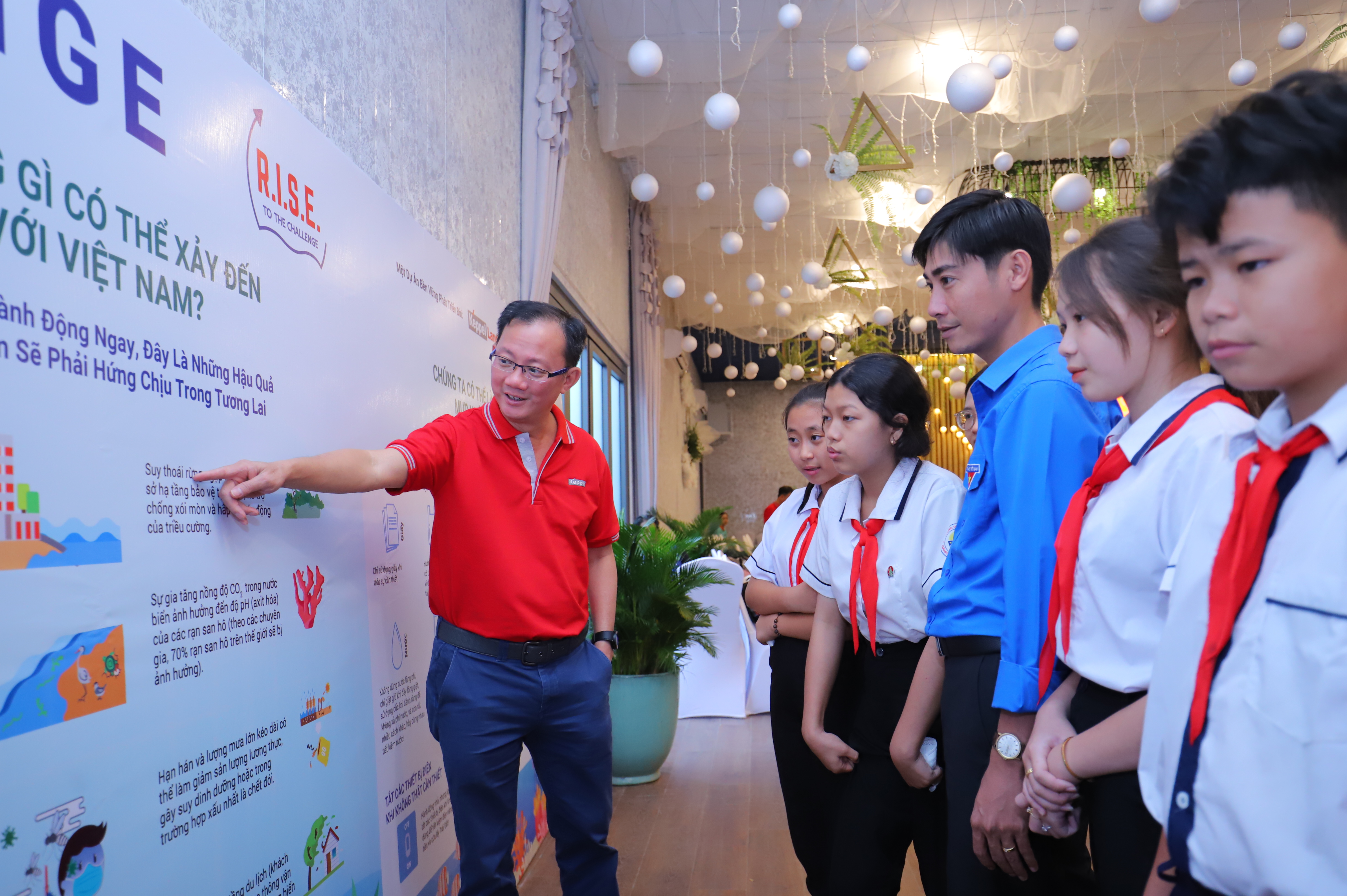 Mr Joseph Low, President (Vietnam) of Keppel Land sharing about rising sea levels with the students of Ganh Dau Primary and Secondary School.