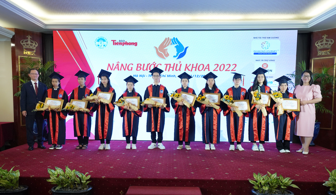 Ông Joseph Low, Chủ tịch Keppel Land Việt Nam (đầu tiên, bên trái) trao học bổng cho các sinh viên tại chương trình Nâng Bước Thủ Khoa.