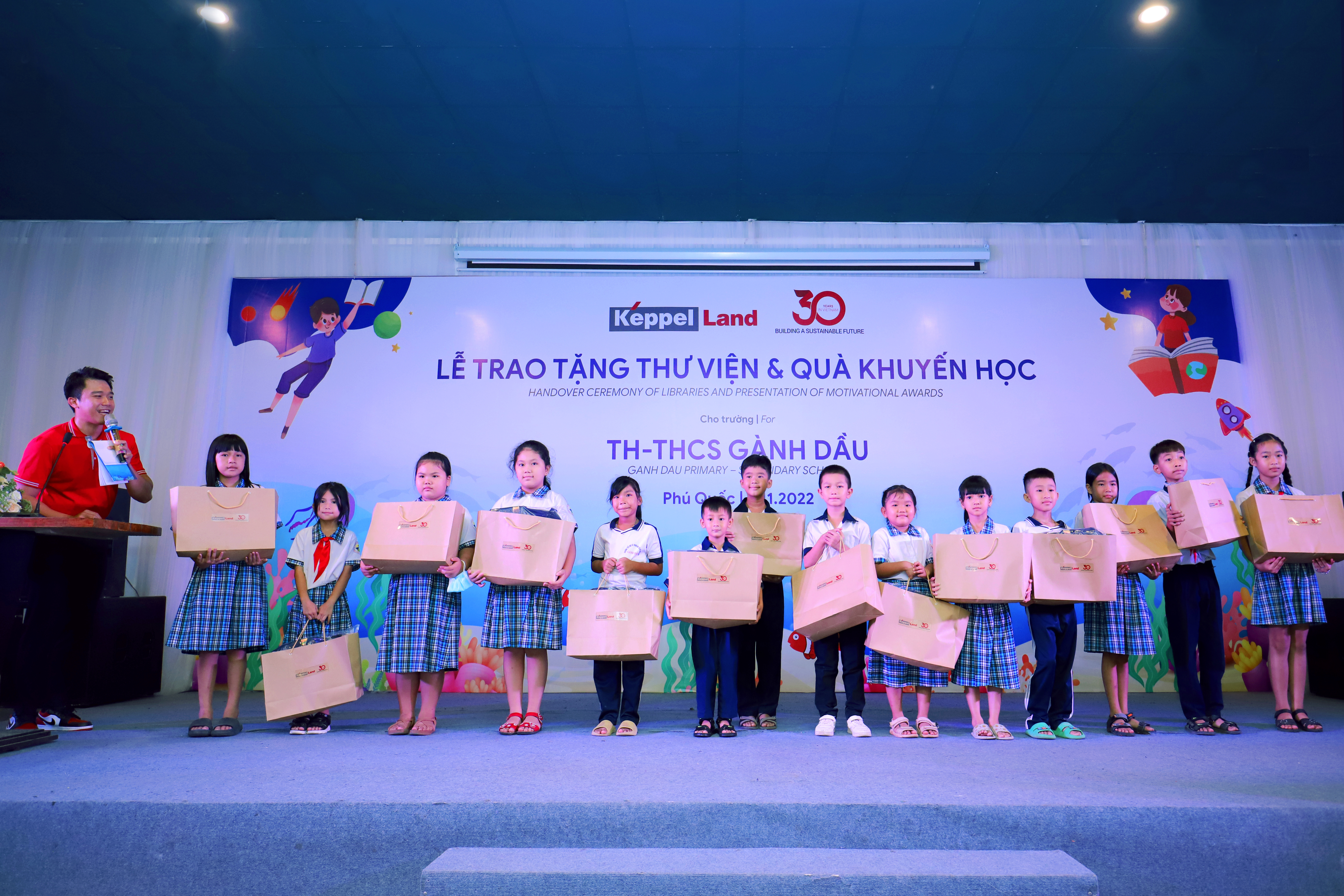Students of Ganh Dau Primary and Secondary School receiving motivational awards at the event.