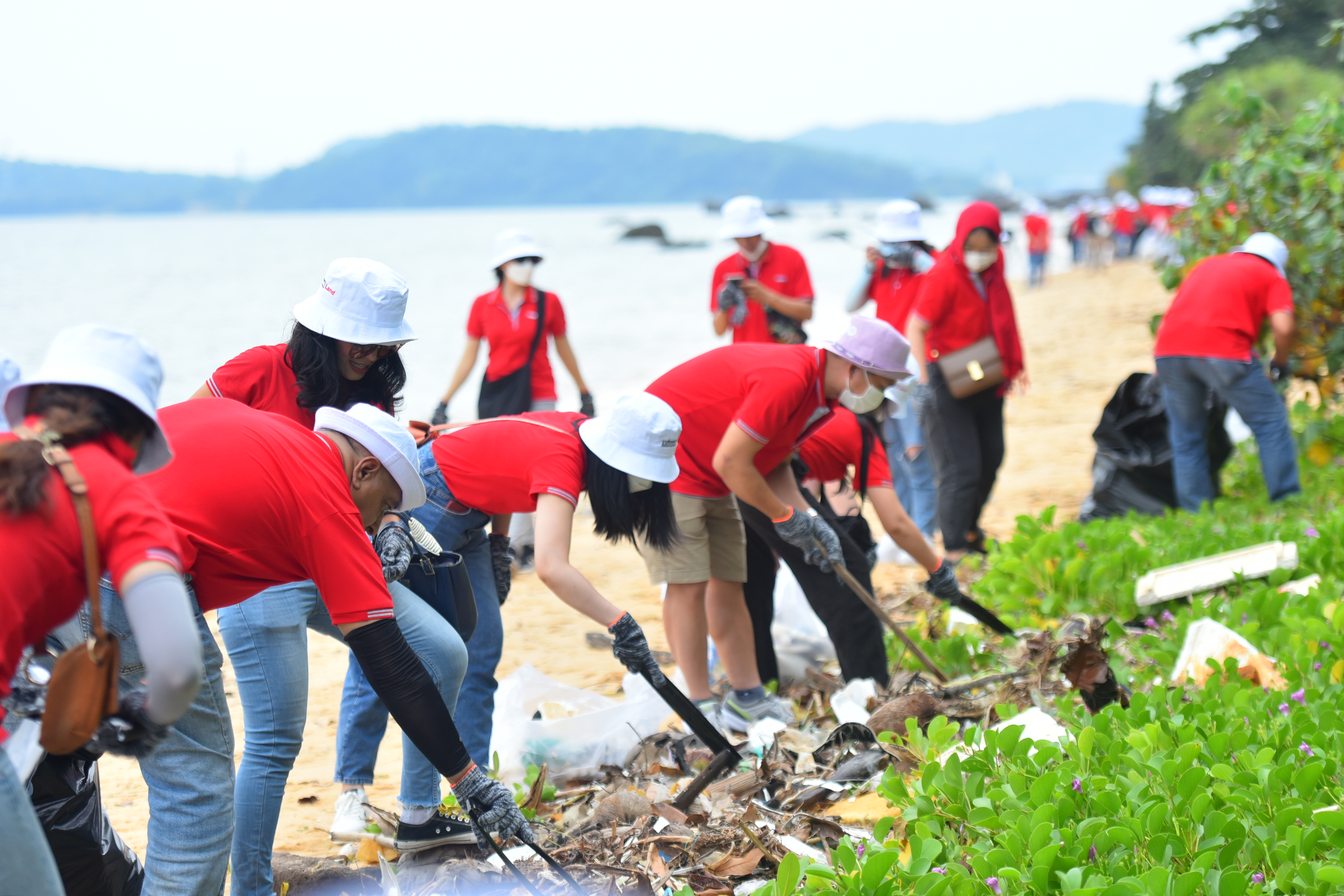 Keppel Land volunteers at the Bai Dam beach clean-up in Phu Quoc.