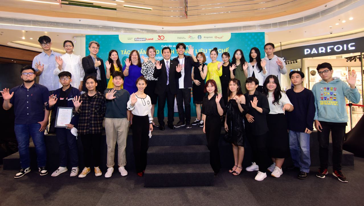 Keppel Land’s representatives, members of the judging panel and the finalists of the Green Sculpture Competition at the closing ceremony.