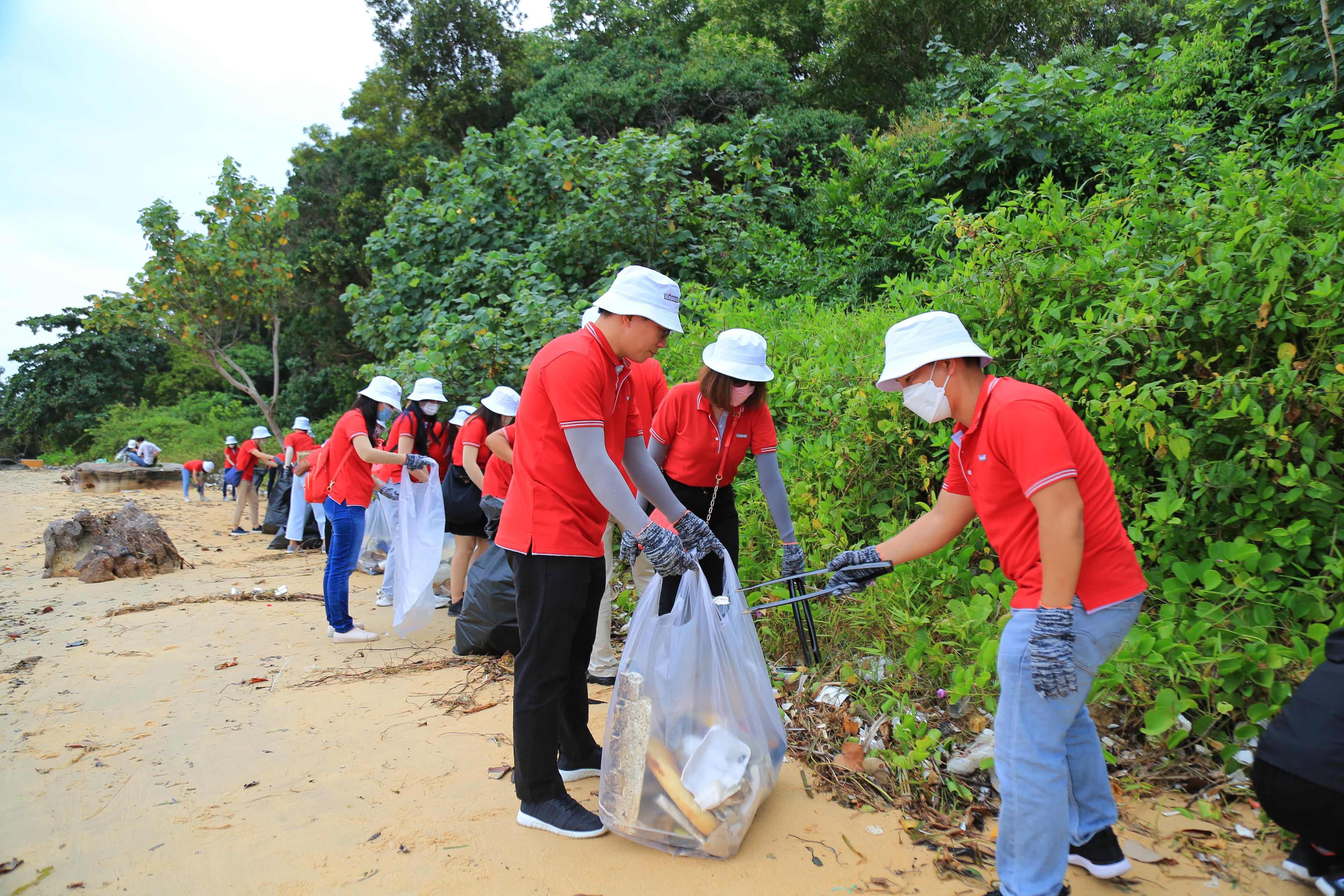 Keppel Land volunteers at the Bai Dam beach clean-up in Phu Quoc.