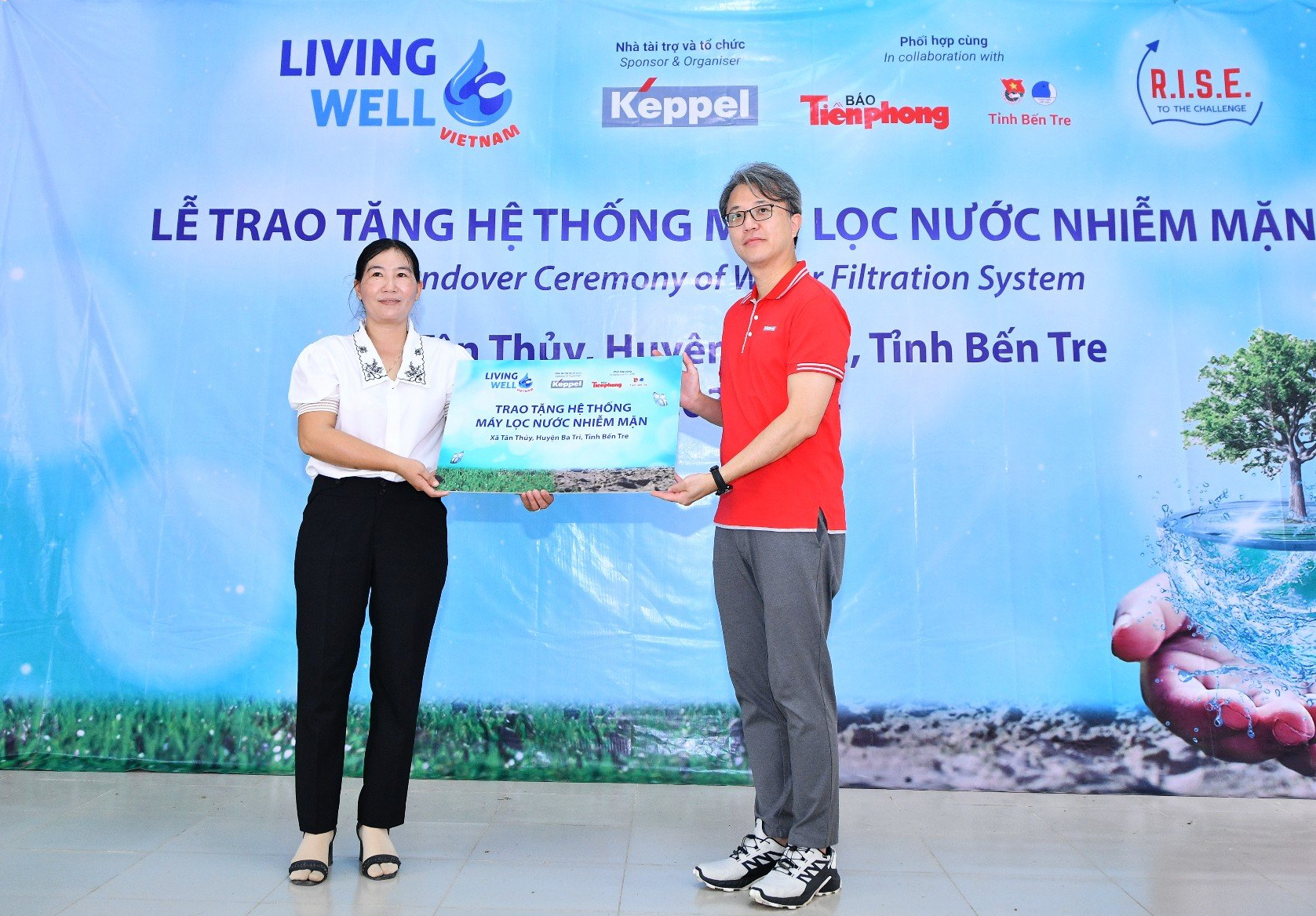 Mr Wong Wai Foo and the Vice President of Tan Thuy Commune PC.jpg