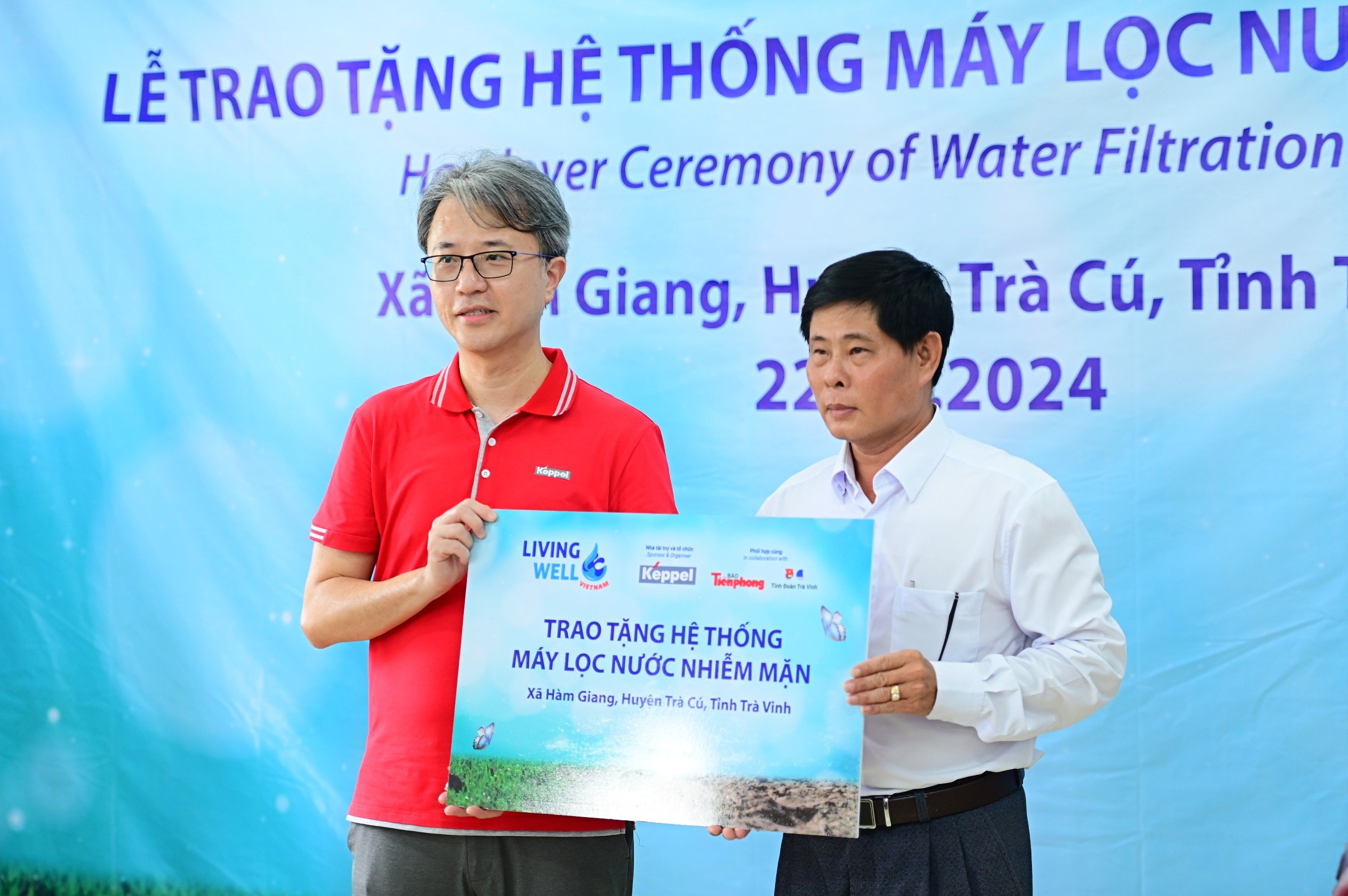 Mr Wong Wai Foo and the Vice President of Ham Giang Commune PC.jpg